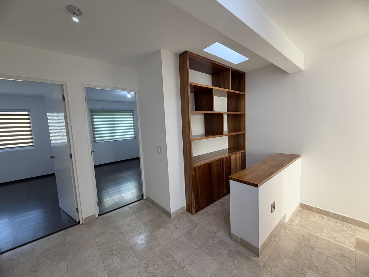 13 de 28: HALL Y LIBRERO