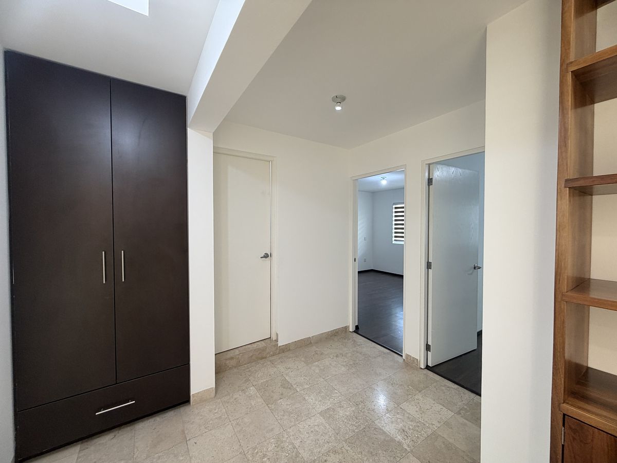 14 de 28: HALL Y CLOSET BLANCOS