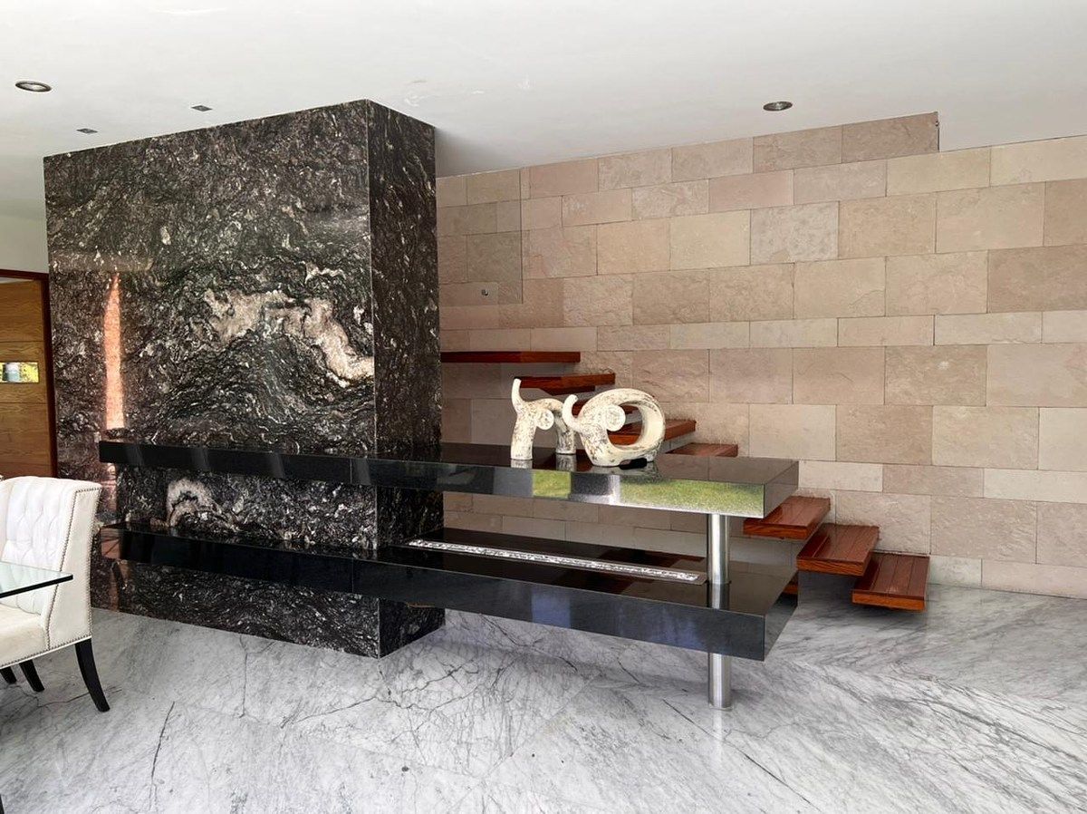 10 de 34: Muro de una pieza única de granito con chimenea integrada