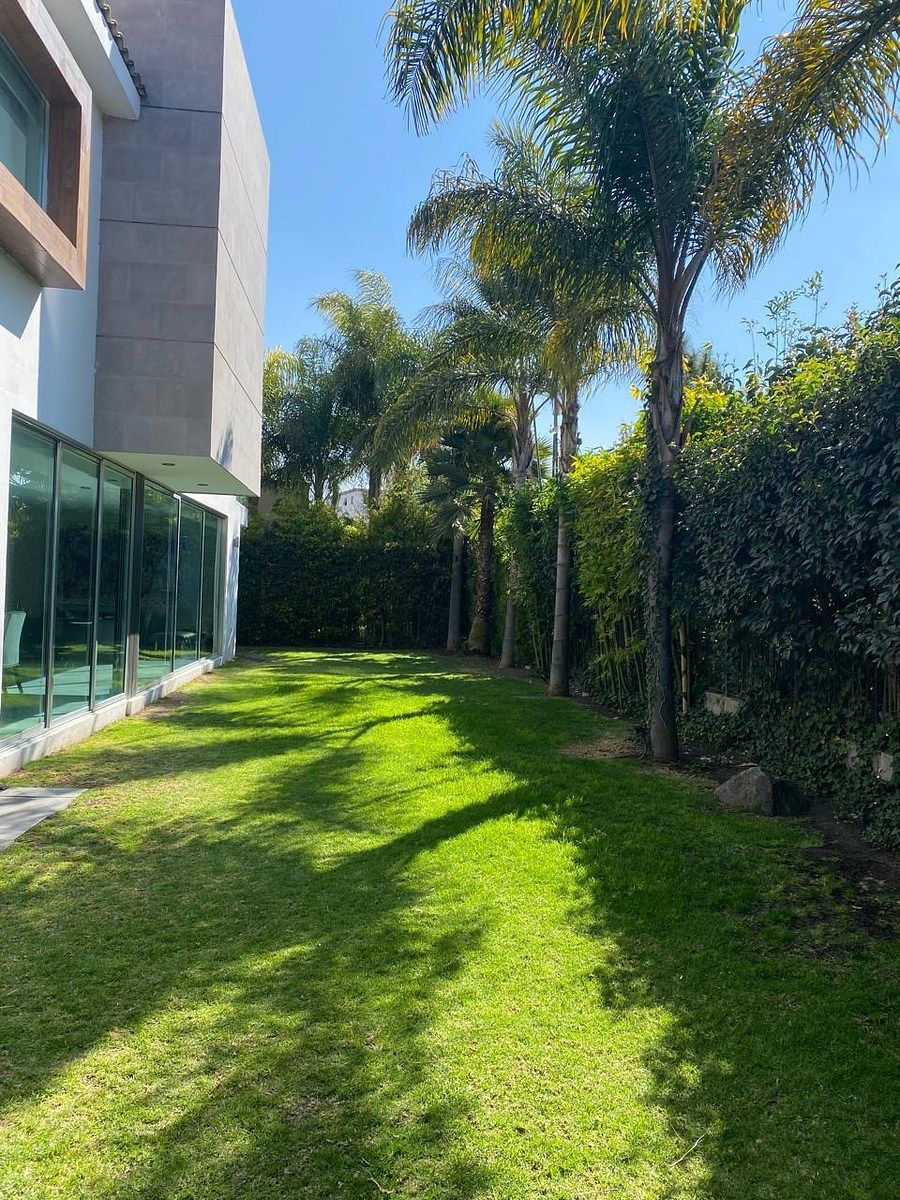 15 de 34: Jardín trasero muy amplio