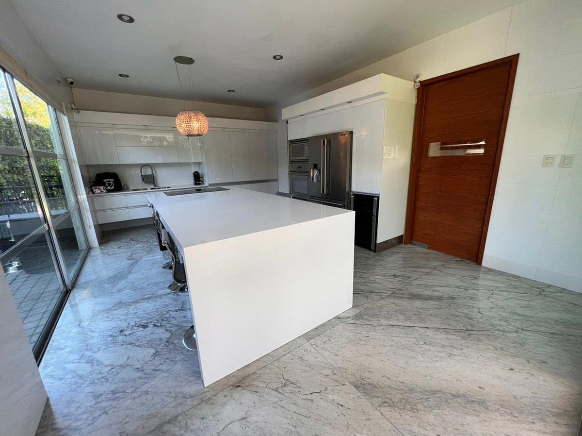 16 de 34: Cocina con isla y puertas corredizas a la terraza