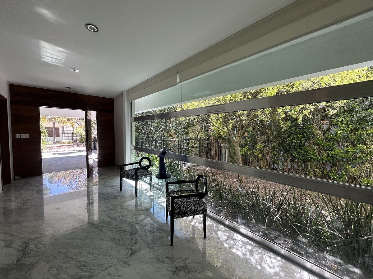 3 of 37: Pasillo de Entrada