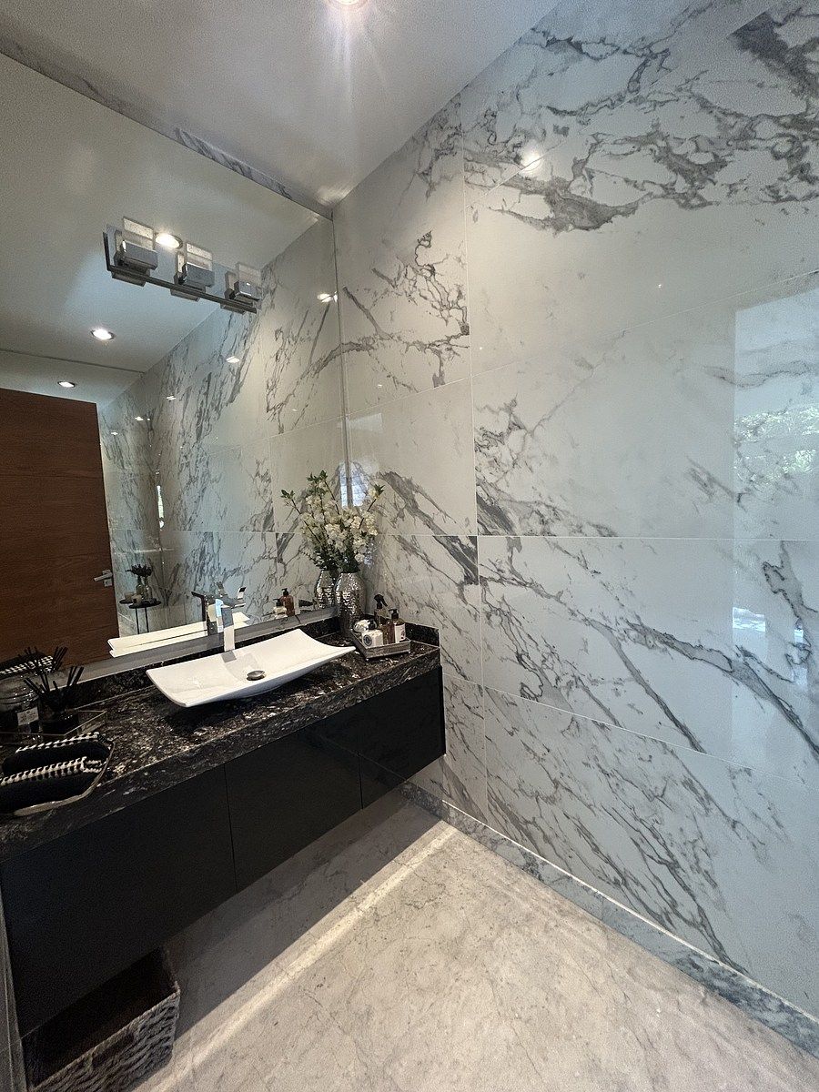 33 de 34: Baño de visitas vestida de muros de placas de mármol