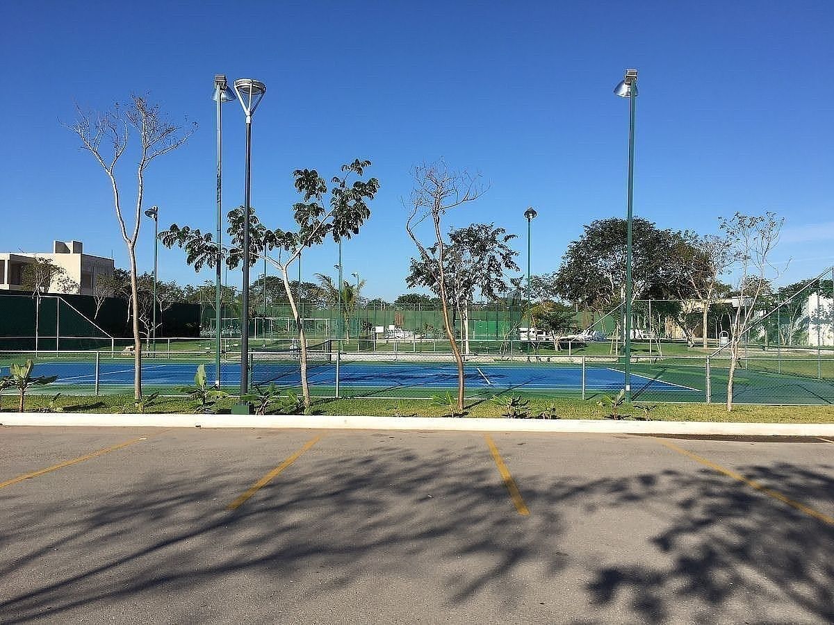 19 of 24: Cancha de Tenis