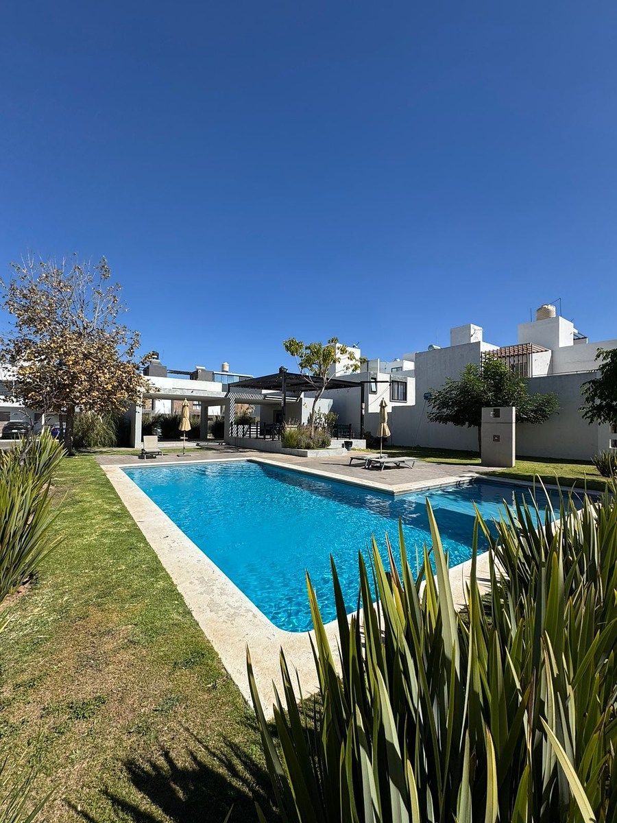 17 of 20: Alberca con terraza.