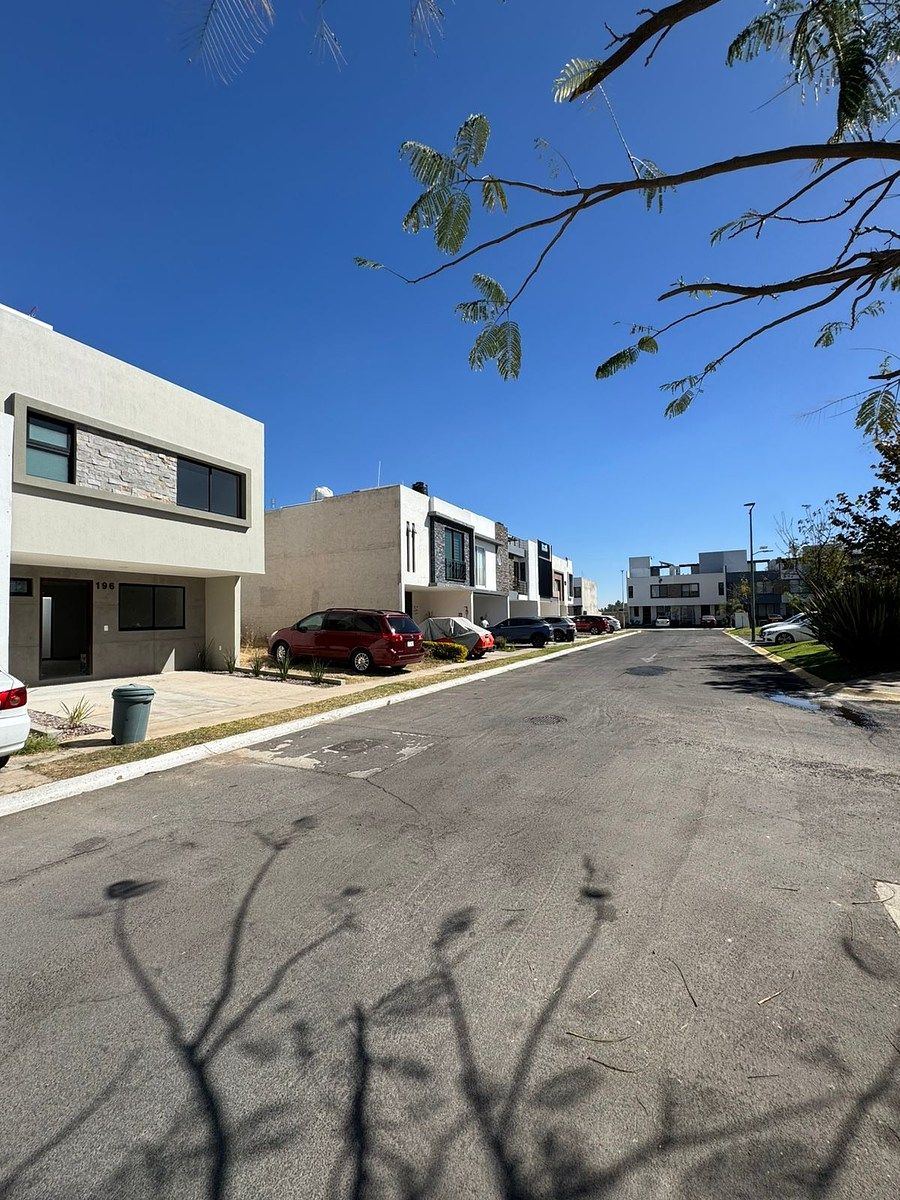 15 of 20: Vialidad de la propiedad.