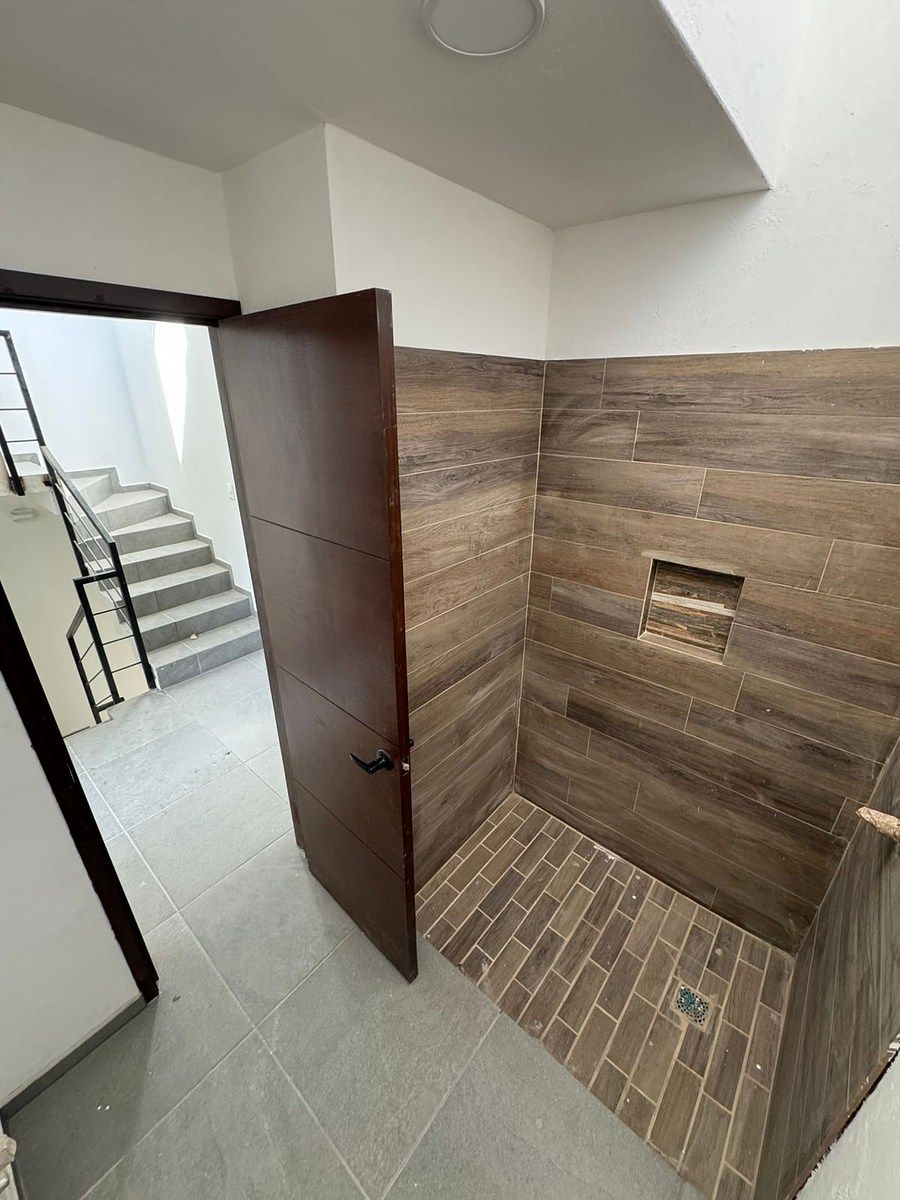 11 of 20: Baño compartido (Planta alta).