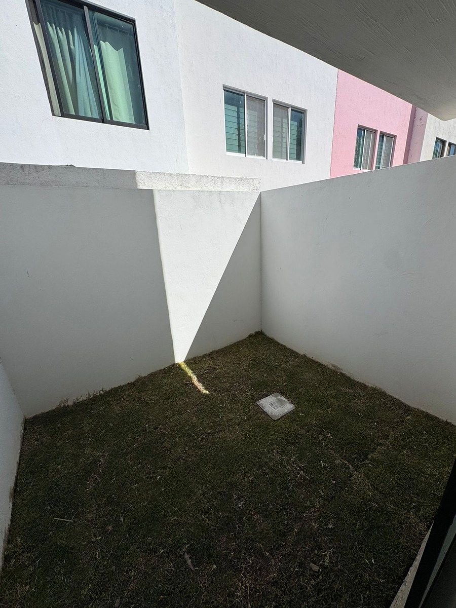 7 of 20: Patio trasero.