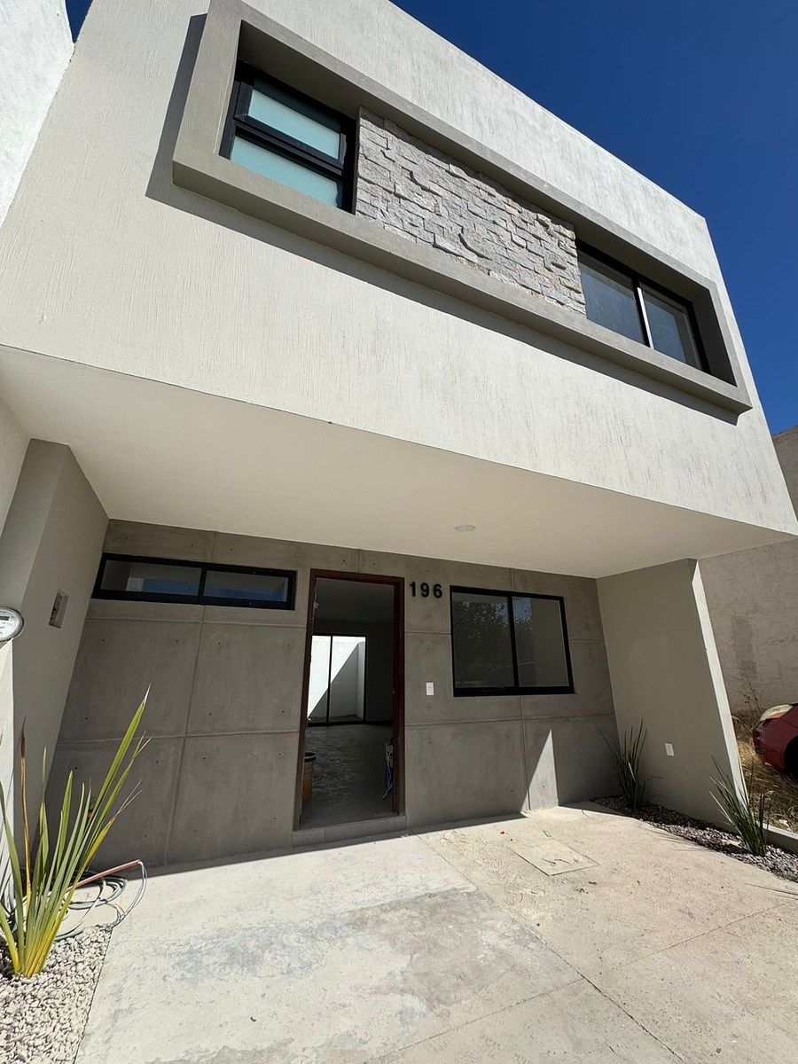 2 of 20: Fachada principal.