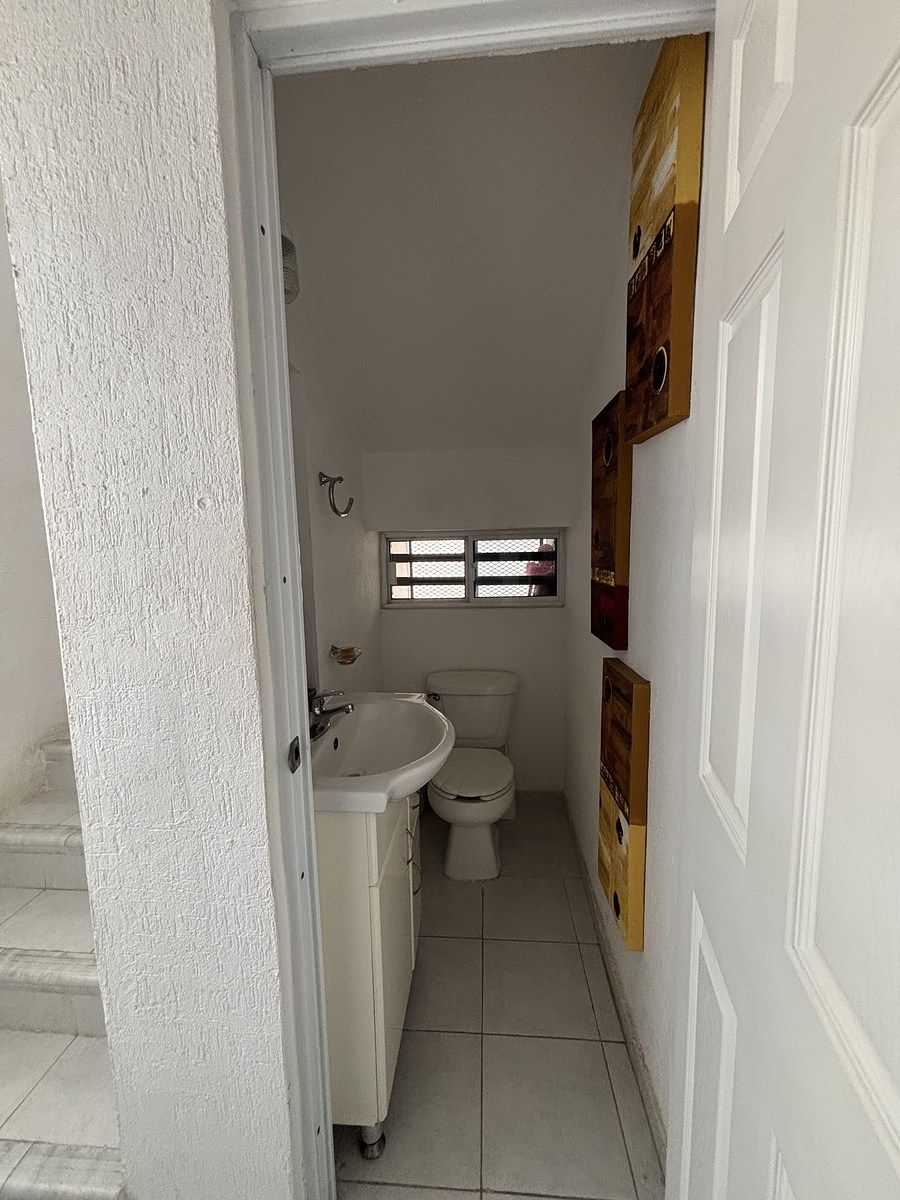 15 de 23: Medio baño de Visitas