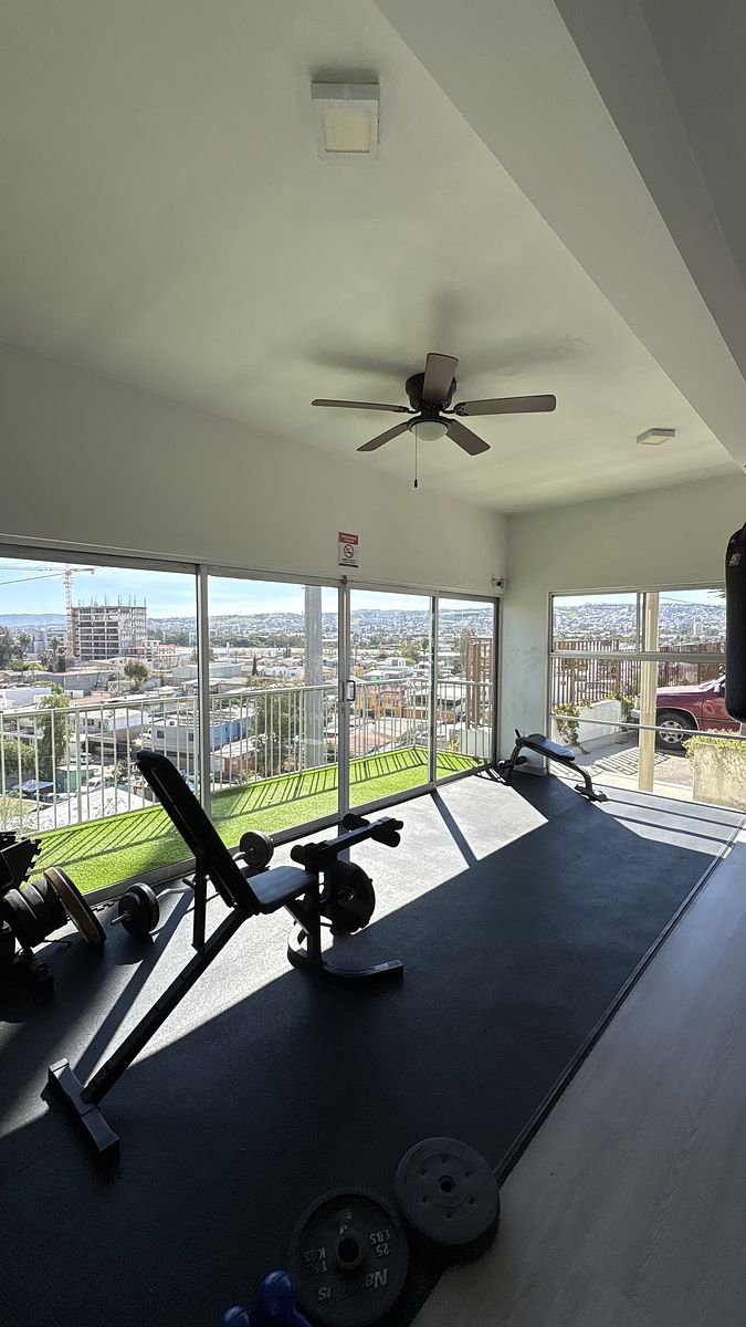 5 of 26: Gimnasio con equipo básico