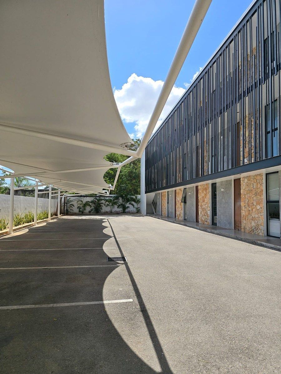 1 de 7: Fachada y Estacionamiento