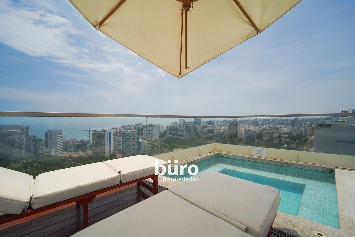 15 de 18: Terraza con Piscina
