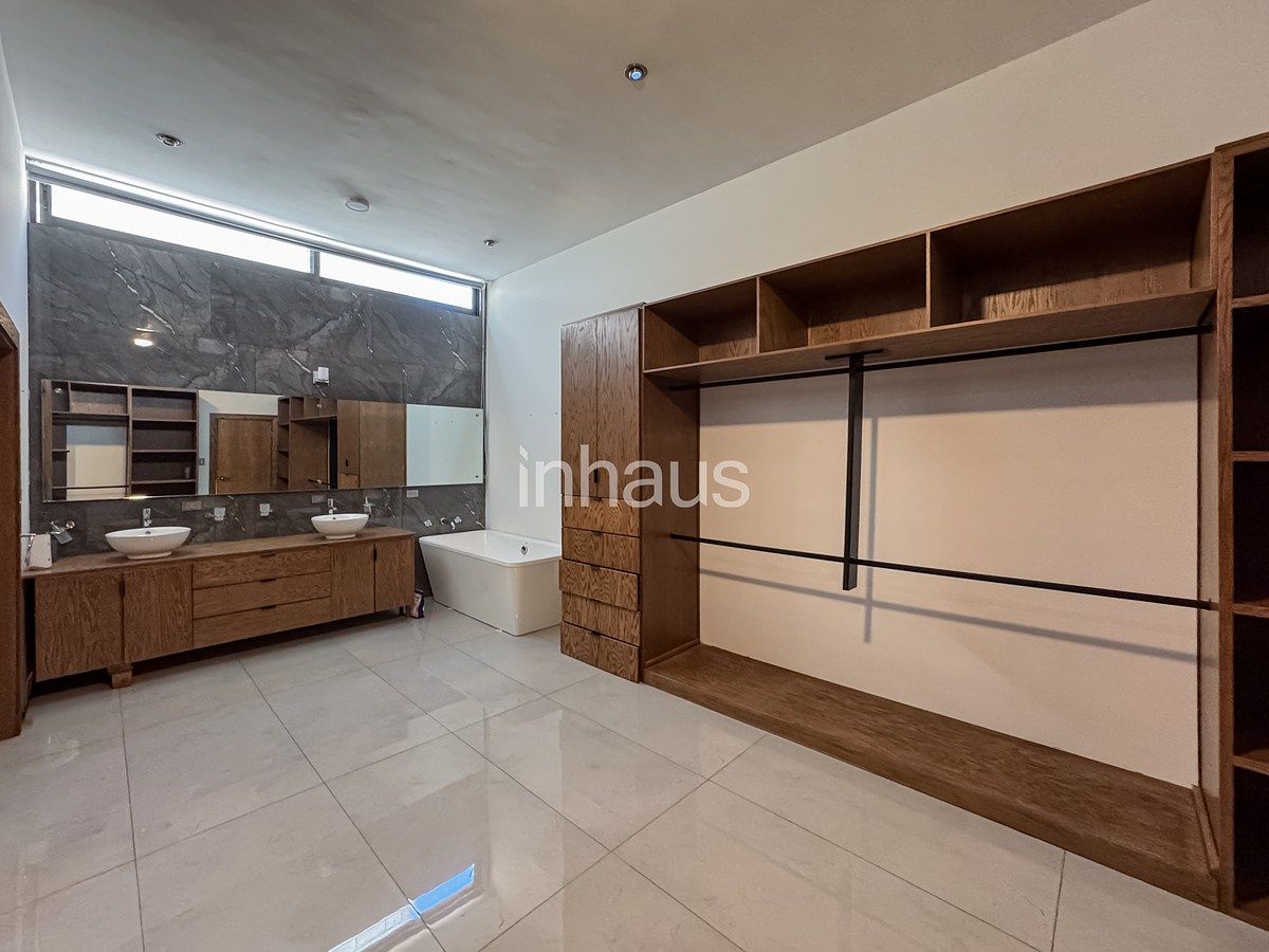 16 de 26: VESTIDOR/BAÑO