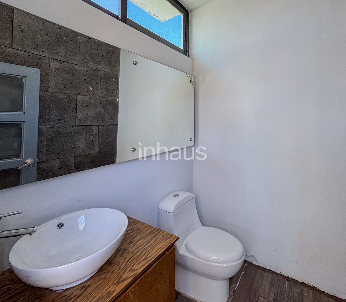 21 de 26: MEDIO BAÑO DE VISITAS