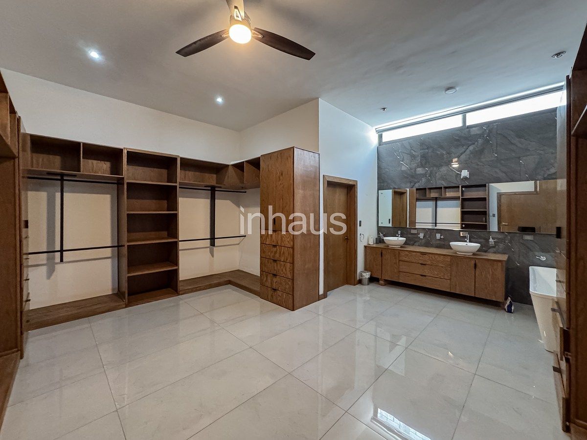 17 de 26: VESTIDOR/BAÑO