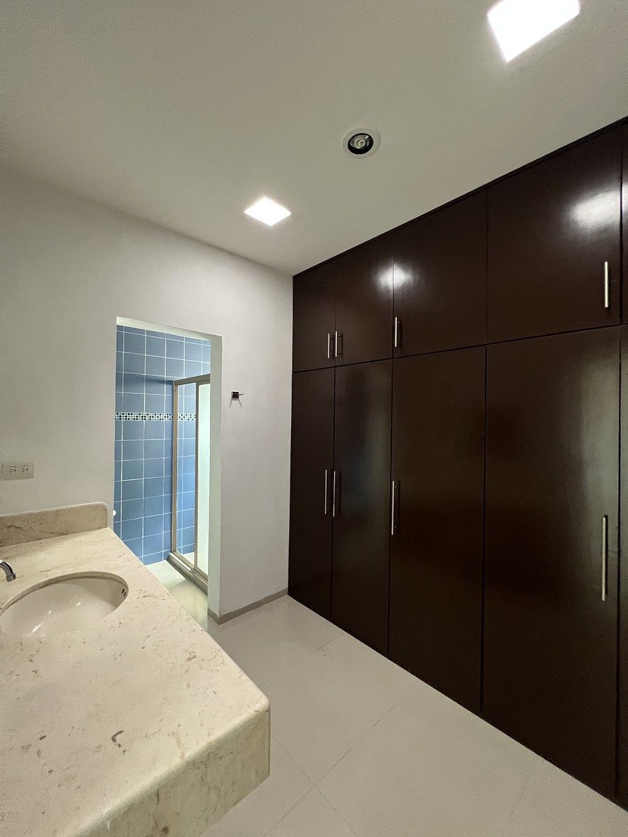 16 de 45: Baño y closet vestidor recámara 2 planta alta