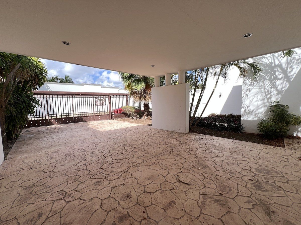 3 de 45: Amplia cochera techada