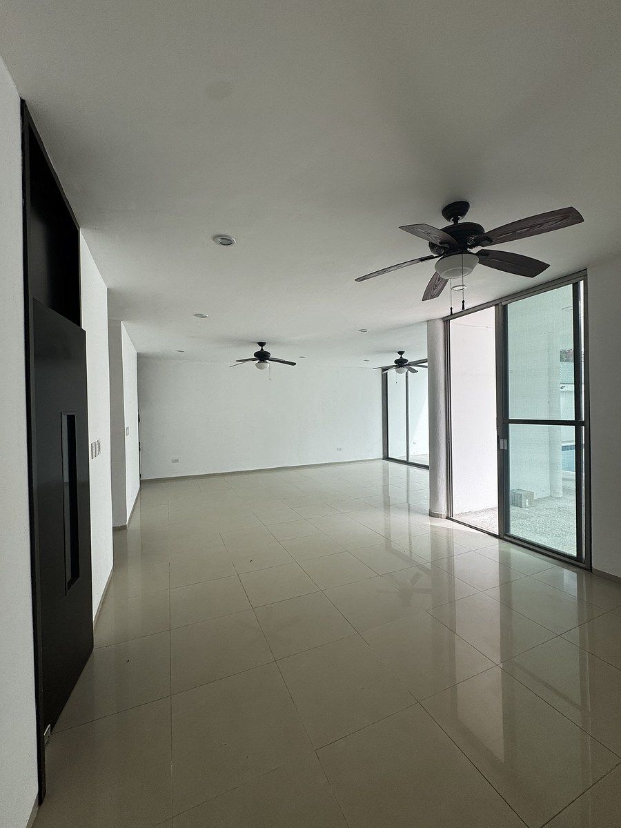 31 de 34: Comedor y sala con vista patio y alberca