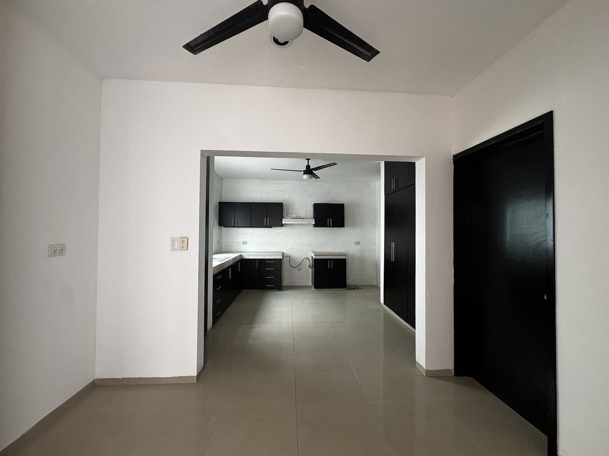 32 de 34: Cocina con desayunador