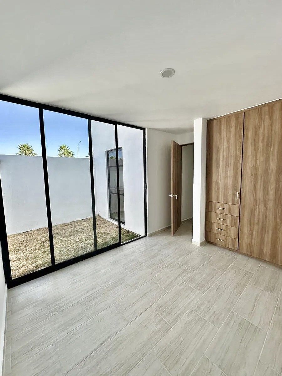 4 de 10: Recámara en planta baja con closets .