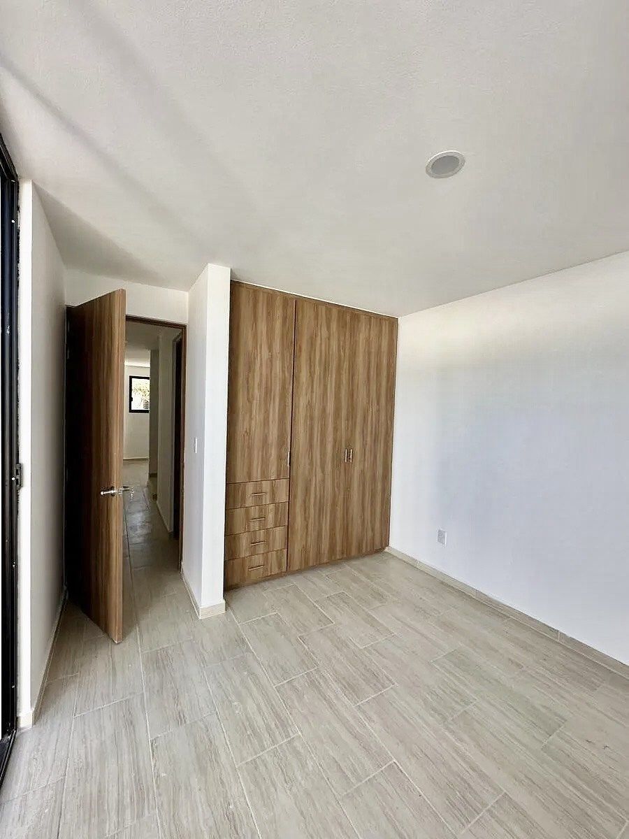 7 de 10: 2 Recámara secundarias con closet de piso a techo .