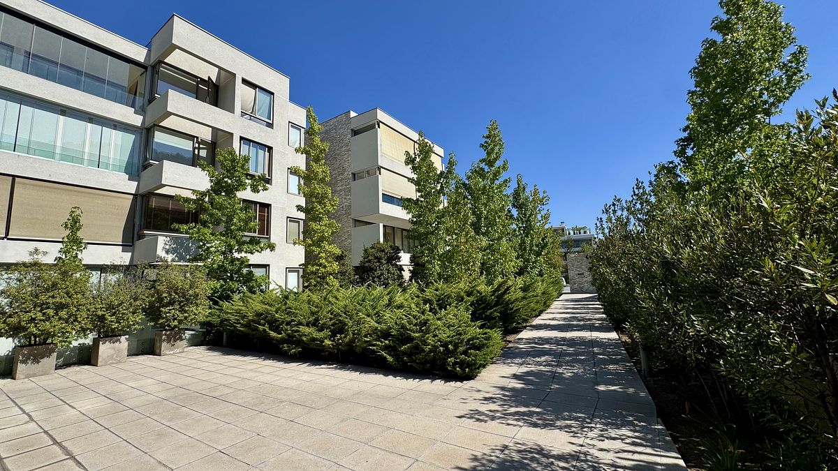 27 de 27: Acceso y frontis edificio