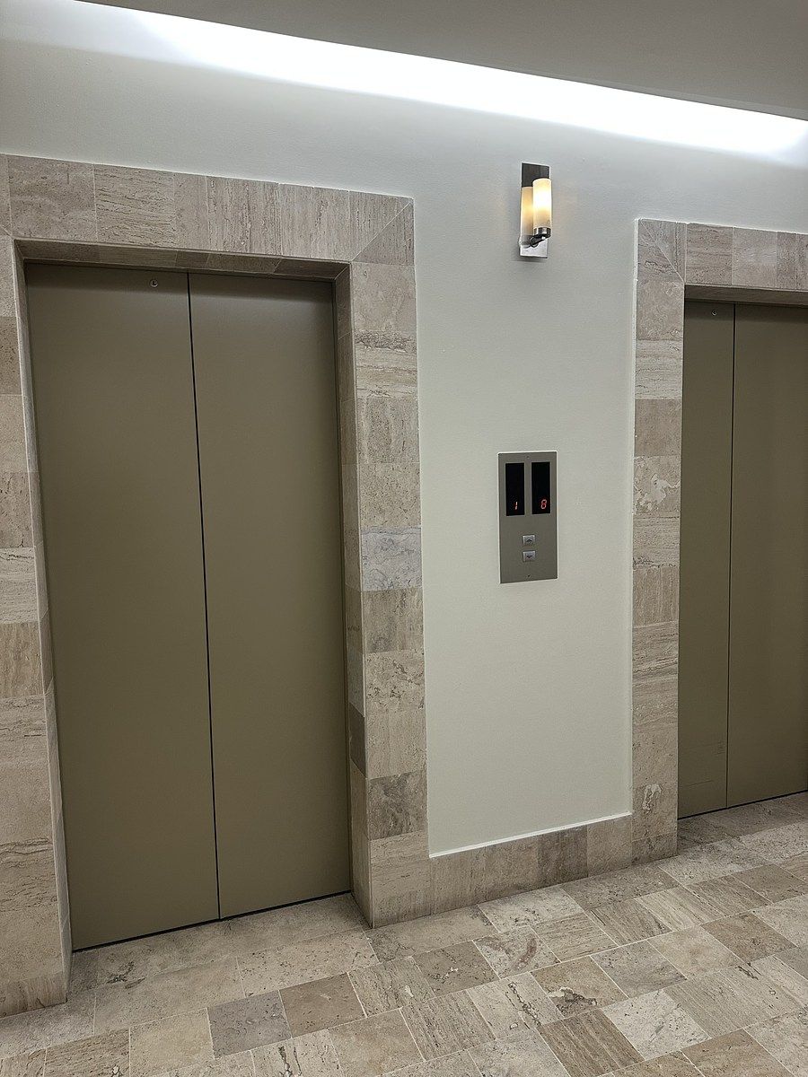 4 de 38: Dos elevadores para llegar al piso y dos más de servicio