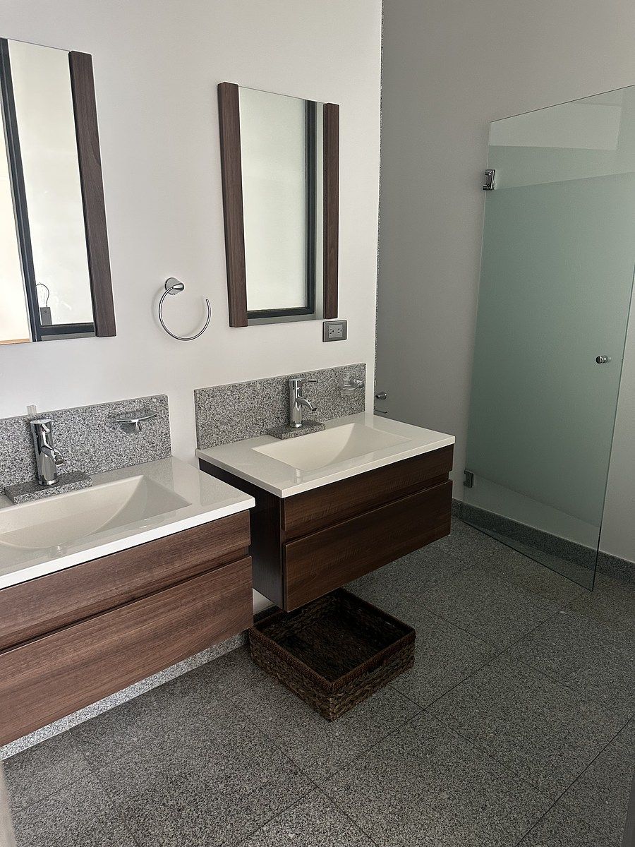 10 de 38: Baño recámara principal con doble lavabo
