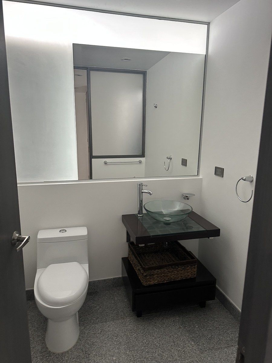 7 de 38: Medio baño para visitas