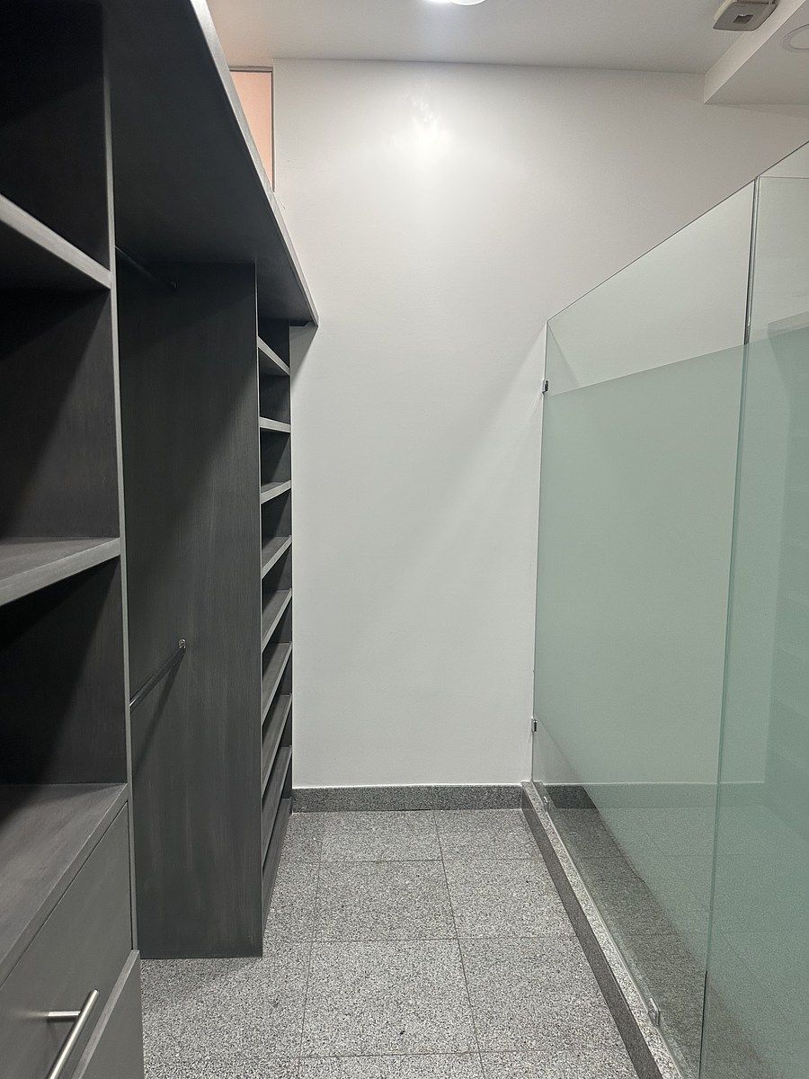 12 de 38: Amplio vestidor recámara principal