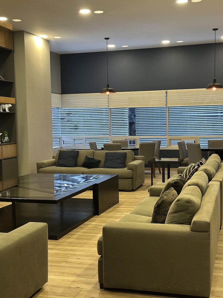 24 de 38: Salón de adultos