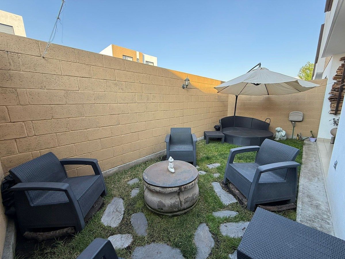 8 de 29: Patio - jardín