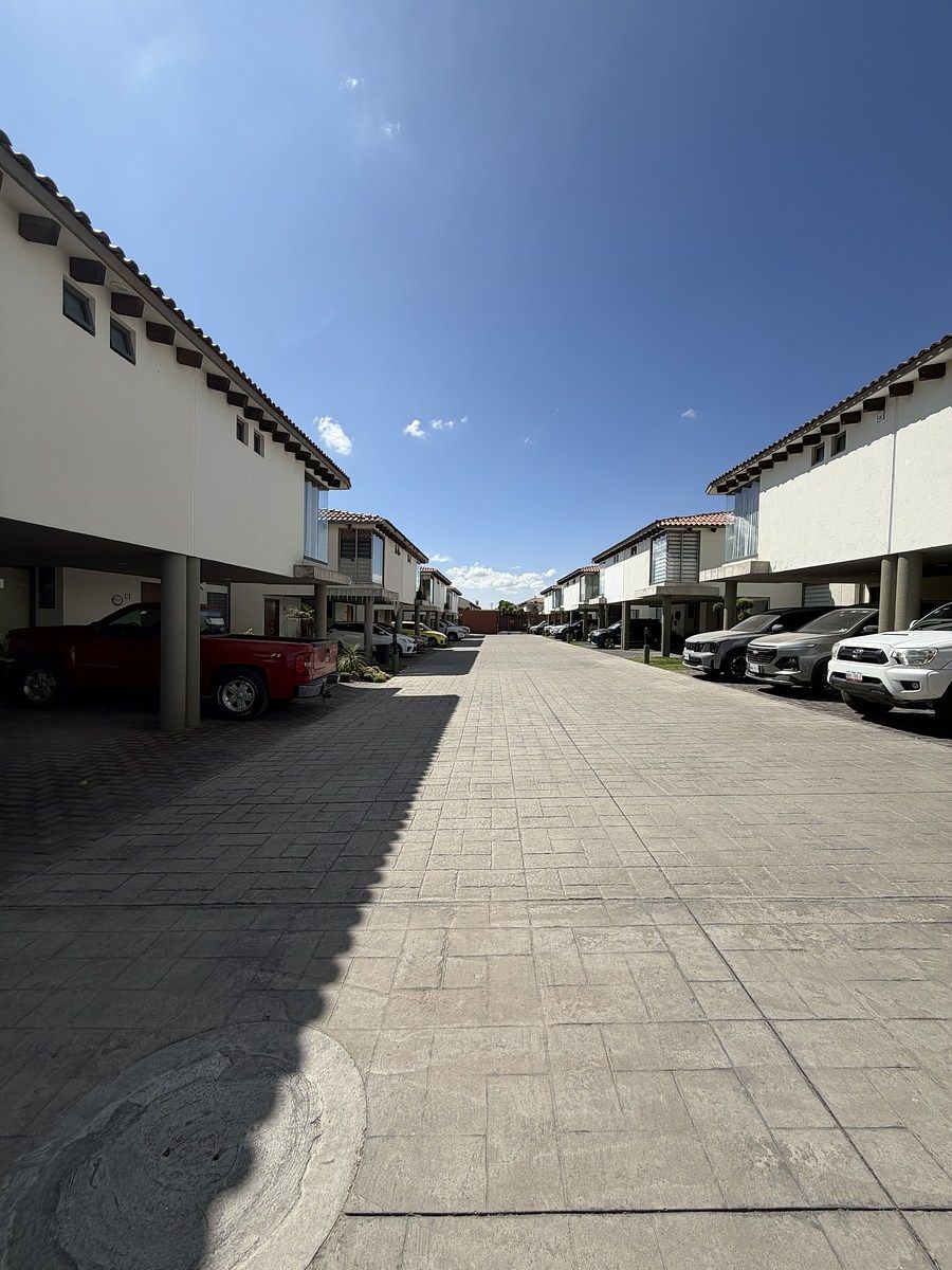 10 de 43: PASILLO ENTRADA