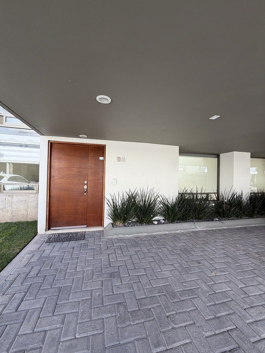 11 de 43: ACCESO PRINCIPAL