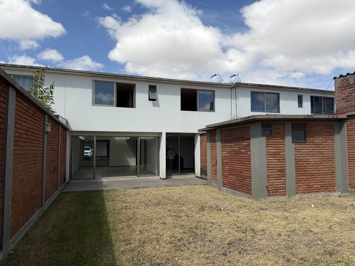 35 de 43: PATIO/ACCESO A CASA