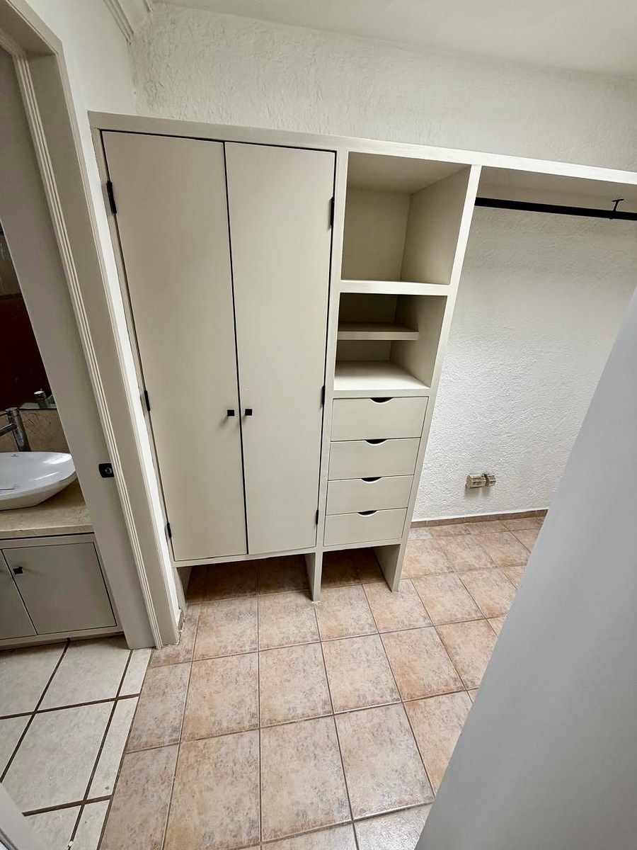 11 of 24: Recámara closet