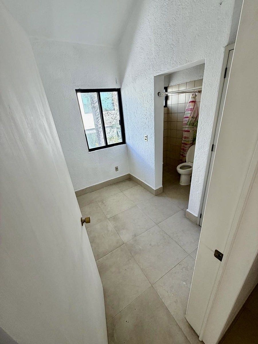 20 of 24: Cuarto de servicio