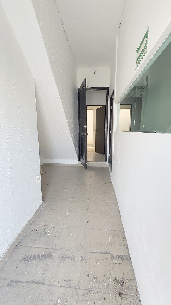 3 de 9: pasillo de entrada