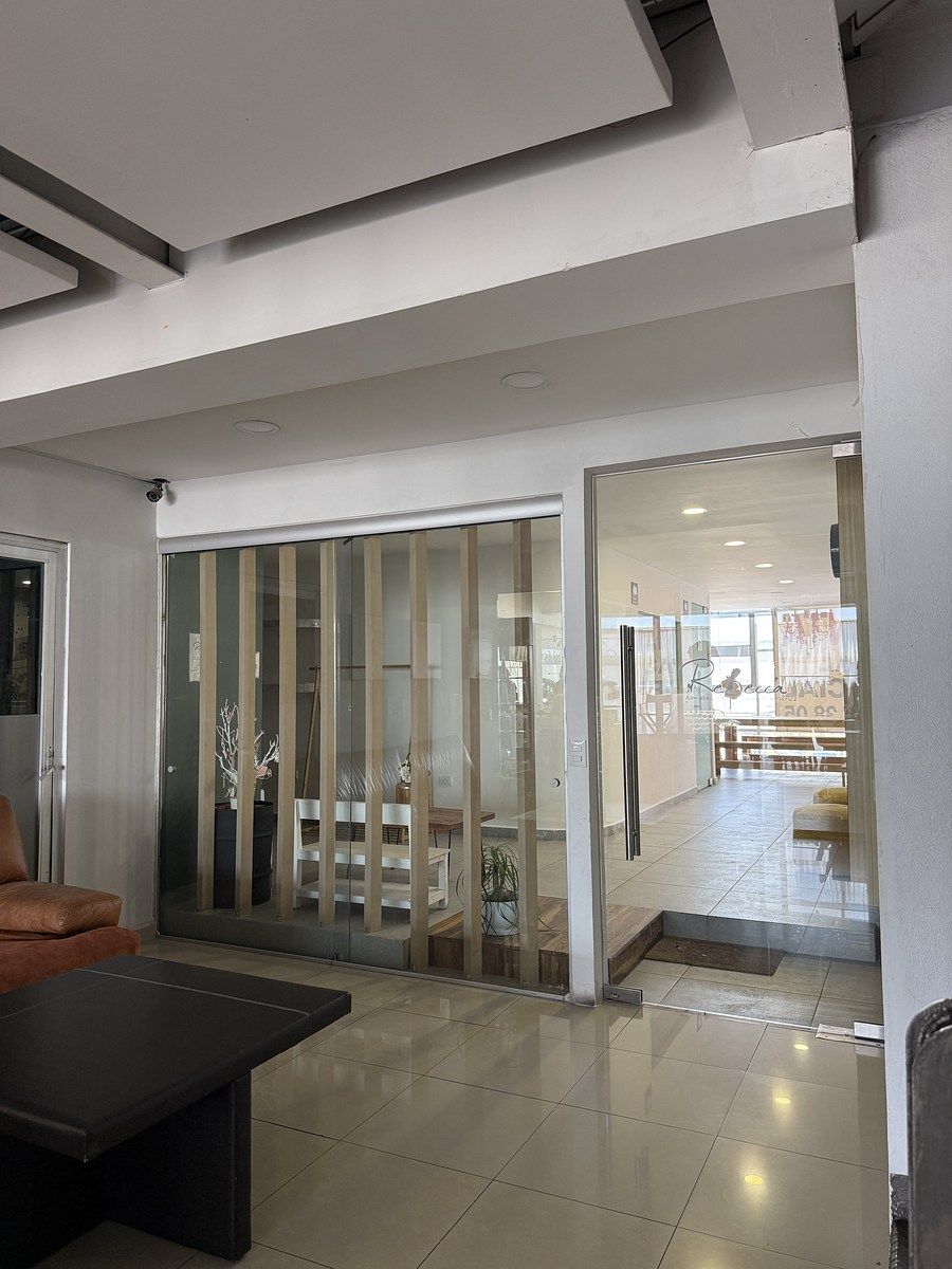 1 de 11: ACCESO PRINCIPAL CON AMPLIA VISTA AL INTERIOR