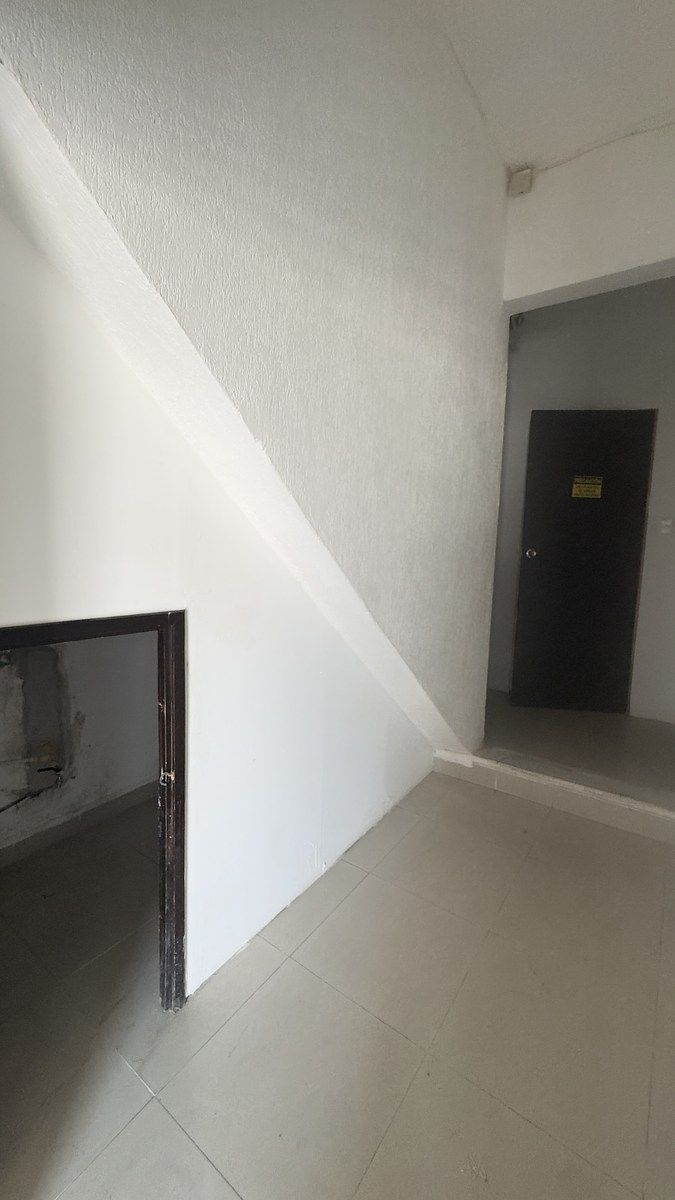 3 de 24: bodega bajo escalera