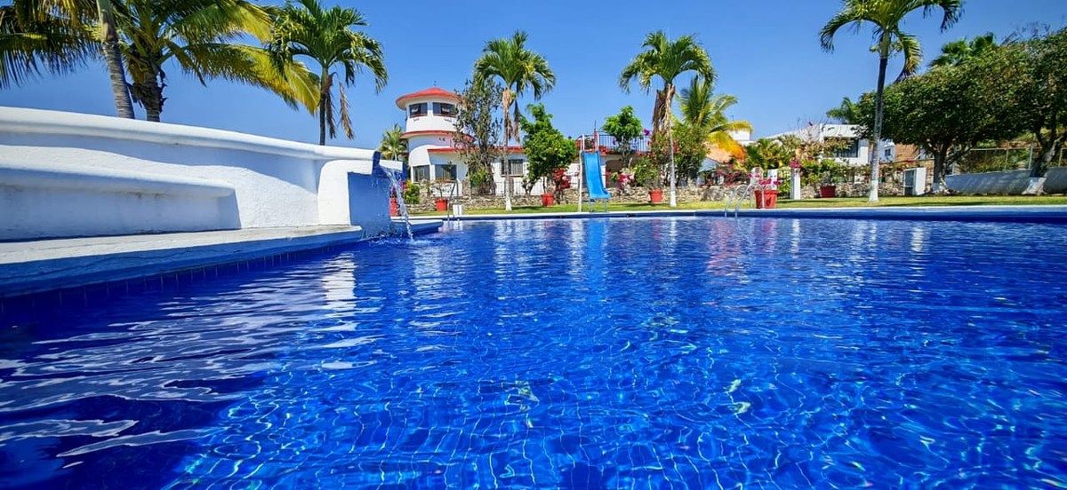 3 de 27: Vista a la casa club y a las amenidades del fraccionamiento