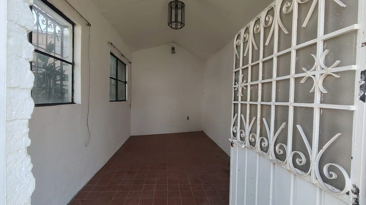 9 de 27: Bodega con piso de loseta