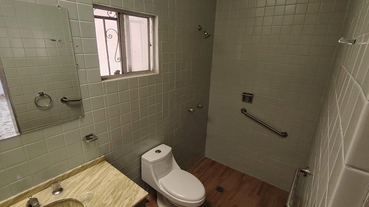 13 de 27: 2o. Baño con lavabo de mármol con encimera de madera