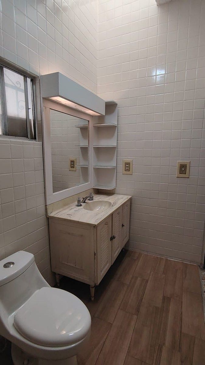 14 de 27: 3er. Baño con lavabo de mármol y encimera de madera