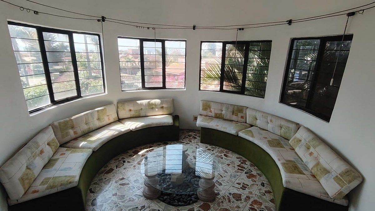 11 de 27: sala con un escalón a desnivel y vista panorámica