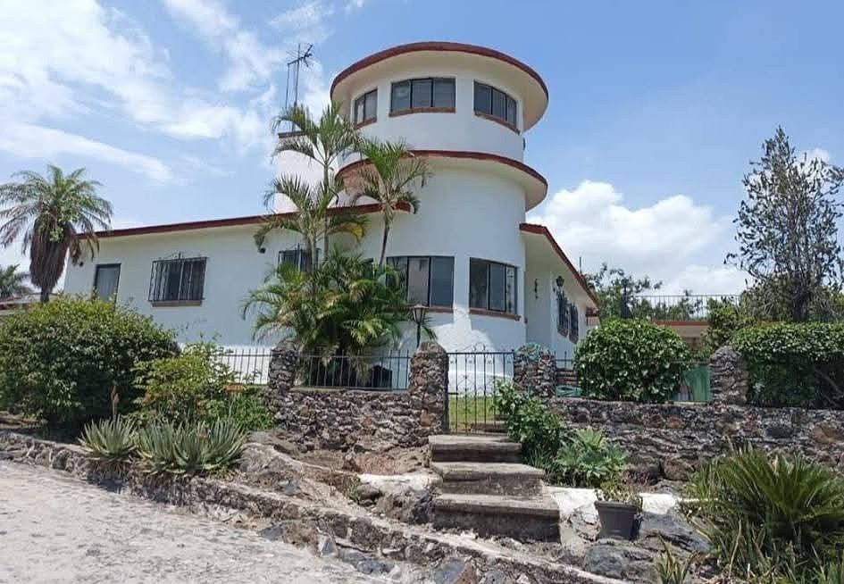 17 de 27: Casa estilo faro mirador con pisos de mármol.