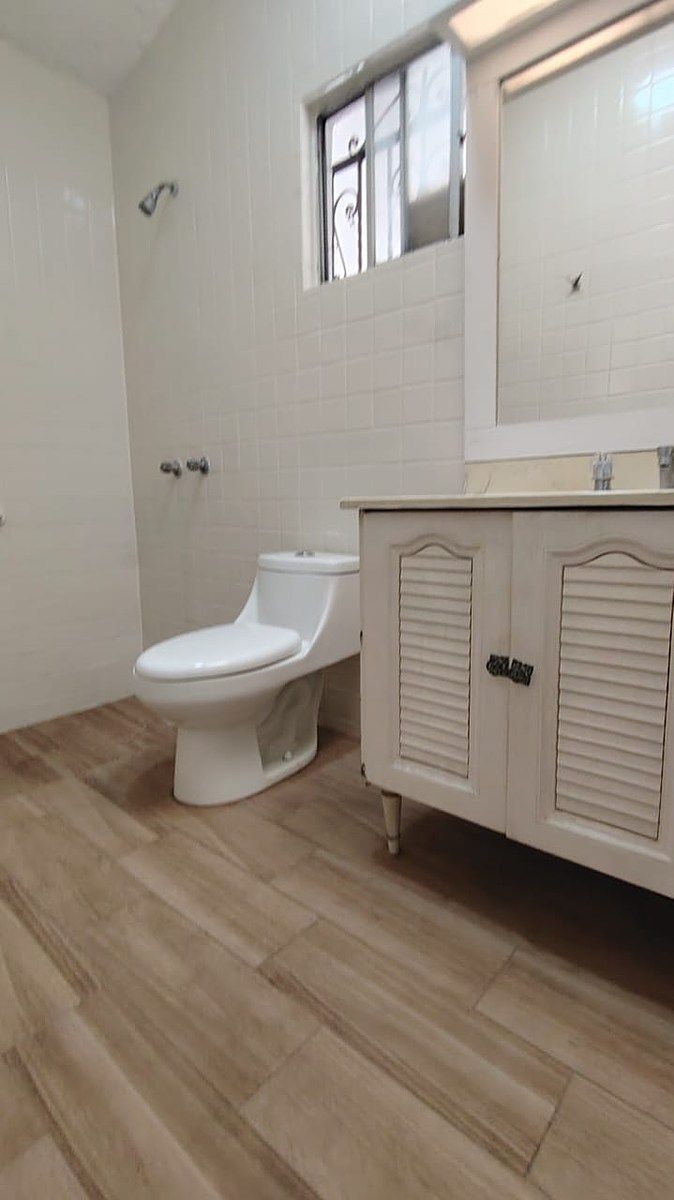 12 de 27: 1er. baño con lavabo de granito con encimera de madera.