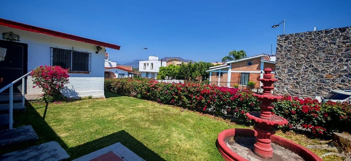 20 de 27: Jardín y fuente de la casa.