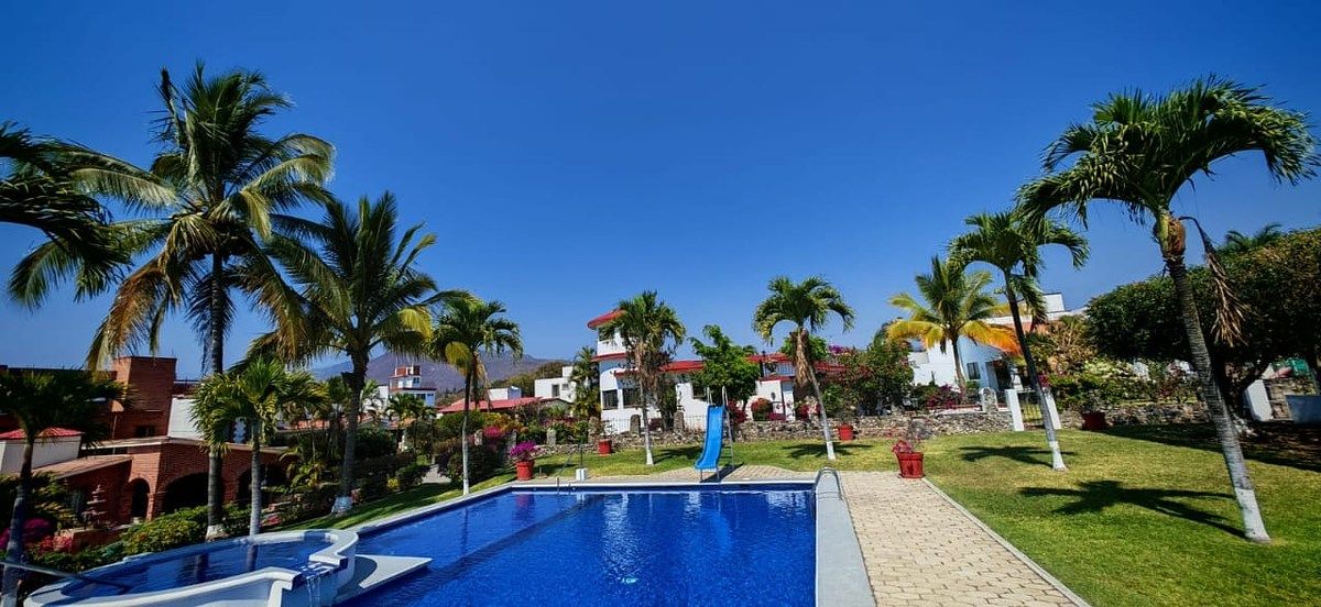 23 de 27: Jardín con alberca con baño y regadera